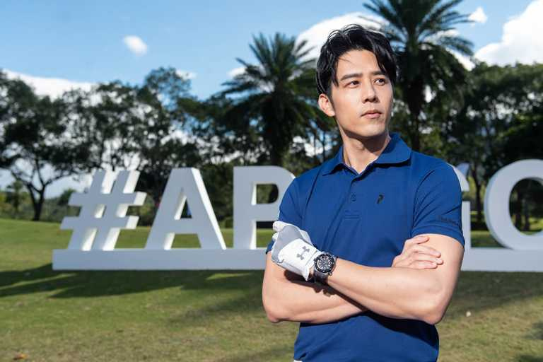 胡宇威佩戴AP最新「皇家橡樹離岸」型42mm錶款，為「AP愛彼盃高爾夫大師賽」帥氣開球。（圖╱AP提供）