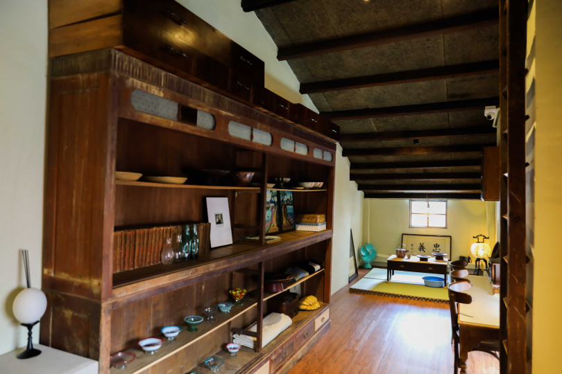 二樓座位區將年代感定位在昭和初期，以老掛鐘、擺放老件的櫥櫃等帶來舊時家常氛圍。（圖／侯世駿攝）