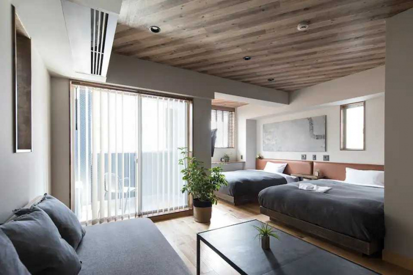 HOTEL VINTAGE TOKYO 內裝設計採用當代簡約風，以淺色牆面搭配木質的地板和家具，加上深色系的家飾點綴其中，品味可說是既摩登又成熟。