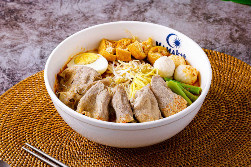 咖哩叻沙豬仔麵，使用甜嫩的台灣豬肉片，搭配鱈魚丸、水煮蛋、油泡、四季豆…等多種配料。