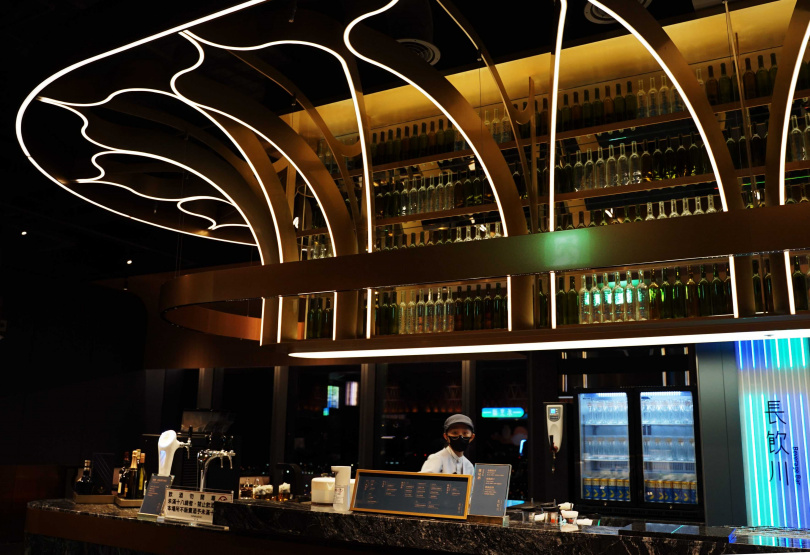 中島高空酒櫃「長飲川」，動態的燈光變化，ㄇ字型取餐大空間，佐餐暢飲，無限取用。
