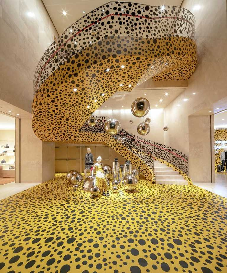 中庭挑高區與男裝區彩繪上期間限定黃色迷幻波點藝術裝置，呈獻與日本藝術家Yayoi Kusama草間彌生聯名合作系列。