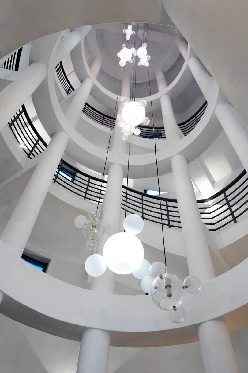 由後現代主義建築大師麥可•葛瑞夫設計的旋轉樓梯，會隨著每天不同時刻迎入的光線帶來不同風情。（圖／魏妤靜攝）