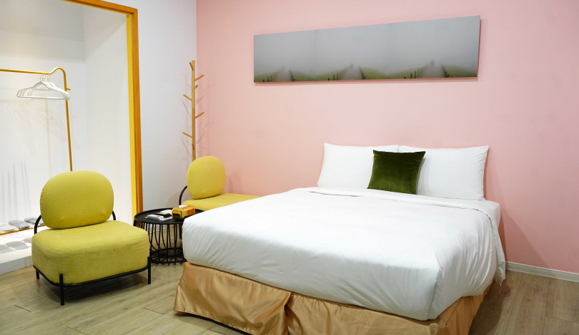 4樓部分房間以粉紅色為主牆色，讓人想起《歡迎來到布達佩斯大飯店》的電影海報。（圖／魏妤靜攝）