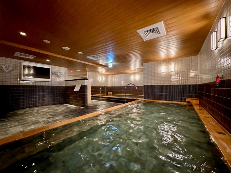 「JEXER FITNESS＆SPA南京復興」邀請獨具匠心著名的日式澡堂設計師「今井健太郎」擔任總監，融合旅館概念打造正宗日式浴場。