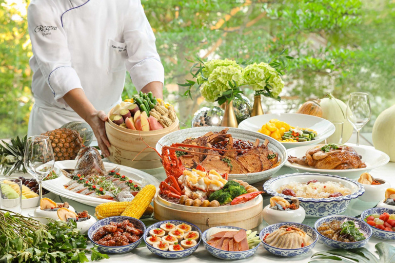 台北晶華酒店秉持著「在地」、「當令」的原則，以「環境友善」、「減少廚餘」、「健康福祉」等永續發展目標為發想，精心規劃出十道佳餚，每桌10位25,800元起。