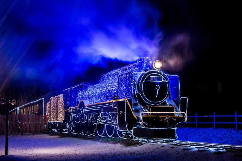 小岩井銀河農場之夜為東北最大規模的聖誕彩燈秀，活動推出「點燈版銀河鐵道SL蒸汽火車」，繽紛燈飾搭配汽笛與運行的音效，吸引許多鐵道迷前往朝聖。（圖／岩手好好玩Facebook）