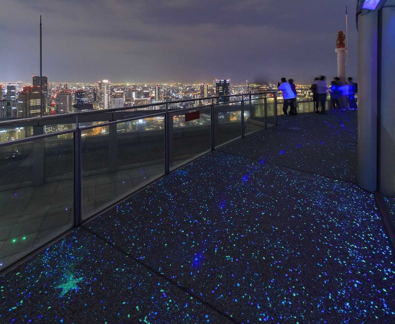 梅田藍天大廈的空中庭園展望台，2023年最新打造出打造出「Lumi Sky Walk」銀河星空步道，讓旅客可以漫步在點點星光大道，同時欣賞大阪夜景。（圖／旅天下）