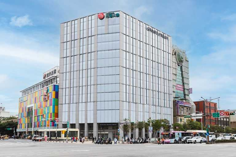 「相鐵GRAND FRESA台北西門」飯店位於台北西門町捷運站3號出口旁，與燈會主要景點相當接近。