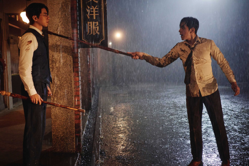 傅孟柏（  左）和李國毅（  右）在雨中的精采劍道對決是第三集重頭戲。（圖／欣蘭企業股份有限公司  ）