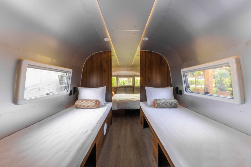 專案贈送之朋趣雲端號露營車配有一大床與兩小床，車內規劃浴缸與衛浴空間，可加價至四大兩小入住。