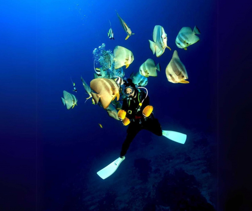 彈頭熱愛潛水，日前受潛水界先驅黃春源教練邀請拍攝《沖繩潛規則》海底紀錄節目。（圖／美秀創意提供）
