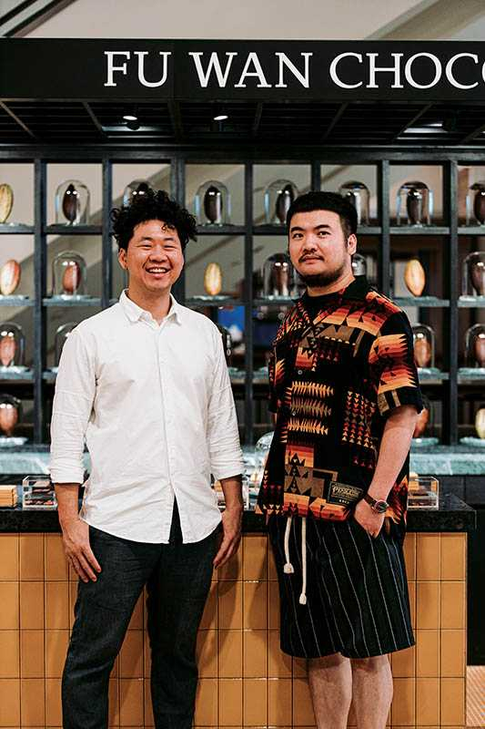 （左）創辦人 許華仁、（右）空間設計 插畫家鄒駿昇。許華仁是台灣首位國際巧克力品鑑師。（圖／福灣巧克力提供）