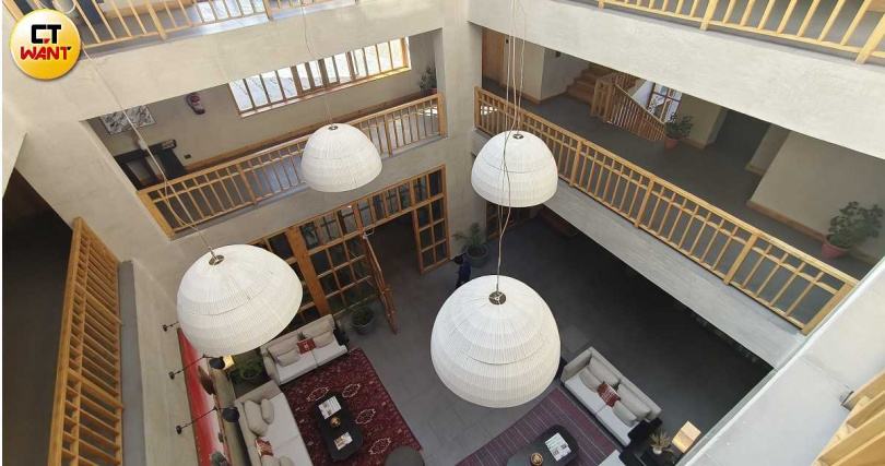 2022年才開幕的Chospa Hotel屬於列城較為高級的飯店，挑高大廳還裝飾掛畫增添人文感。（圖／魏妤靜攝）