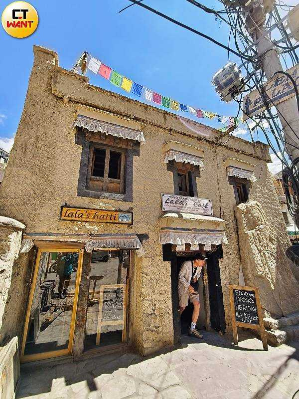 列城當地的Lala café是國際藏族文化遺產基金會修復的老屋與據點之一。（圖／魏妤靜攝）