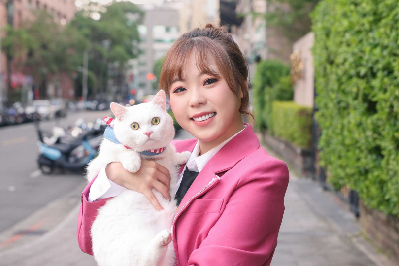 忙完工作回家後，Hoki總能療癒疲憊的吳美琳。（圖／楊澍攝）