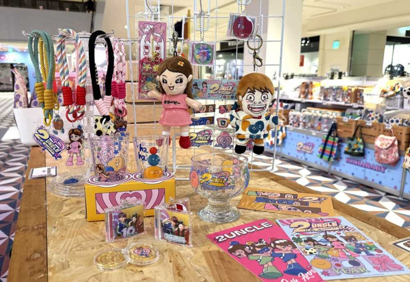Hahababy快閃店與「二伯嘎嫂10周年特展」，拍貼機、復古電視打卡區、時光走廊等多項互動亮點。（圖片提供／麗寶樂園）