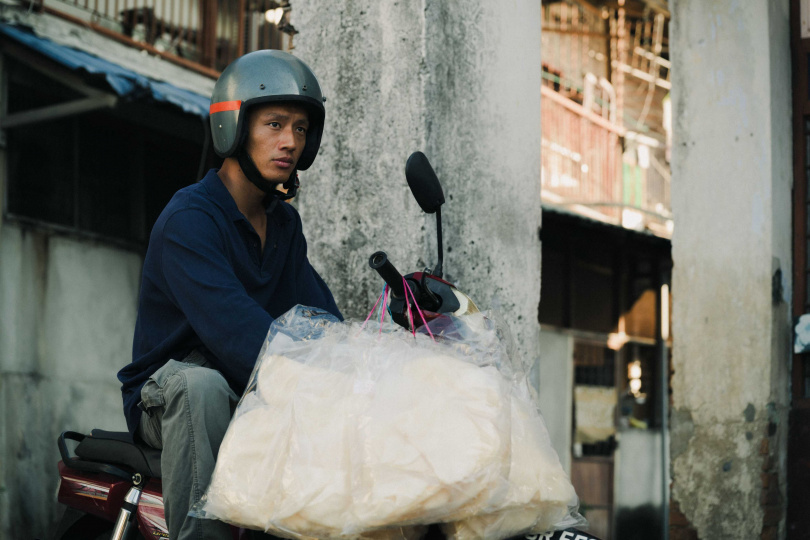 陳澤耀在《黑潮》飾演深藏祕密、背負過去的阿忠,出獄返鄉後捕蝦、賣蝦餅維生。(圖/甲上提供)