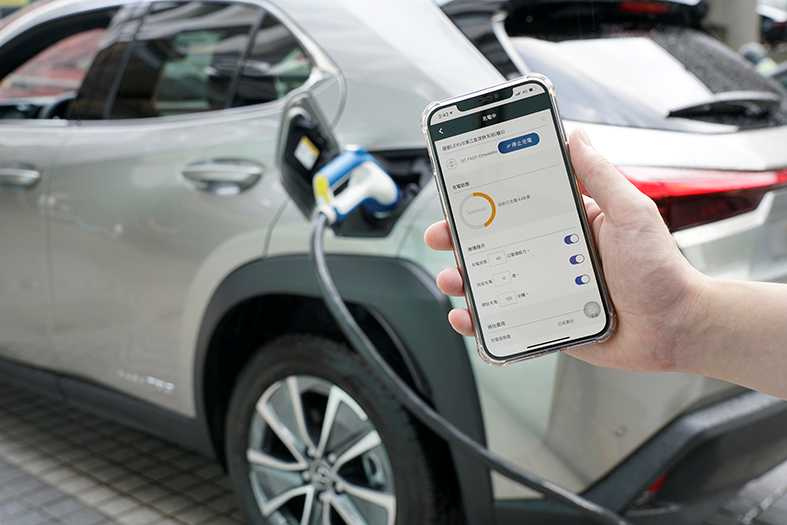 UX300e專屬充電App- 「Lexus EV +」，提供充電地圖查詢及掃碼充電服務