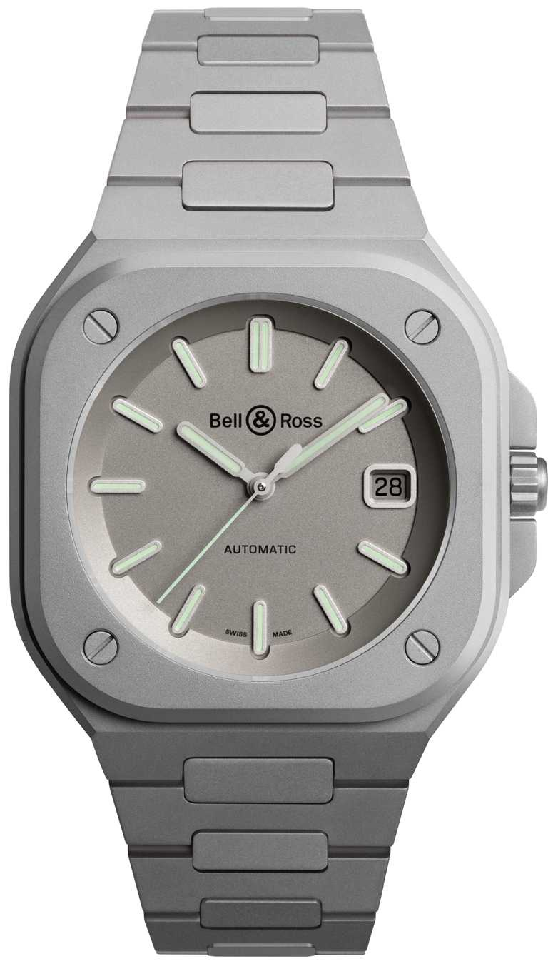 Bell & Ross「BR 05 Horolum」腕錶，微噴砂不鏽鋼錶帶款，限量250只╱173,000元。（圖╱Bell & Ross提供）