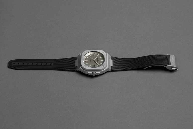 Bell & Ross「BR 05 Horolum」腕錶，黑色橡膠錶帶款，限量250只╱154,000元。（圖╱Bell & Ross提供）