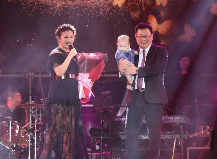 張涵雅的議員老公吳國寶2019年曾抱著小孩現身她的演唱會，當時她的體態較為圓潤。（圖／報系資料照）