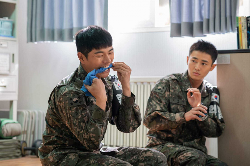李伊庚(左)在片中飾演北韓軍人，到南韓當人質後鬧出不少笑話。（圖／采昌國際多媒體提供）