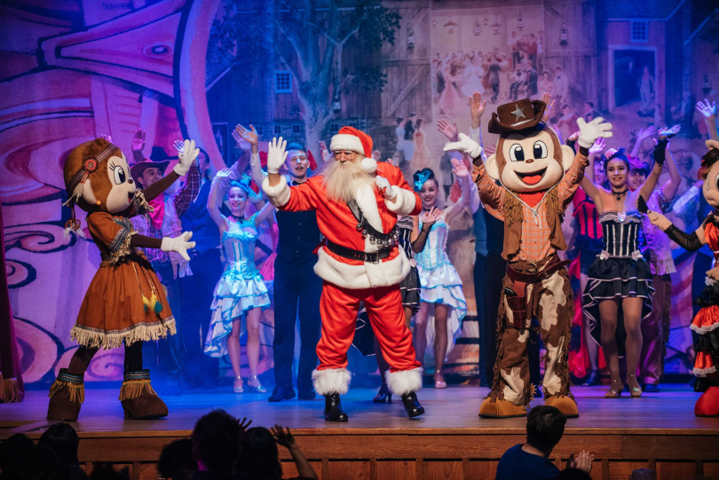 美國大西部牛排館「冬季耶誕盛宴 」有百老匯級舞台劇，還有耶誕老公公驚喜現身。