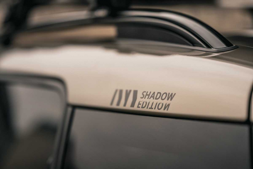  Melting Silver銀色車頂後側邊的Shadow Edition專屬徽飾彰顯不容錯認的獨特身份。