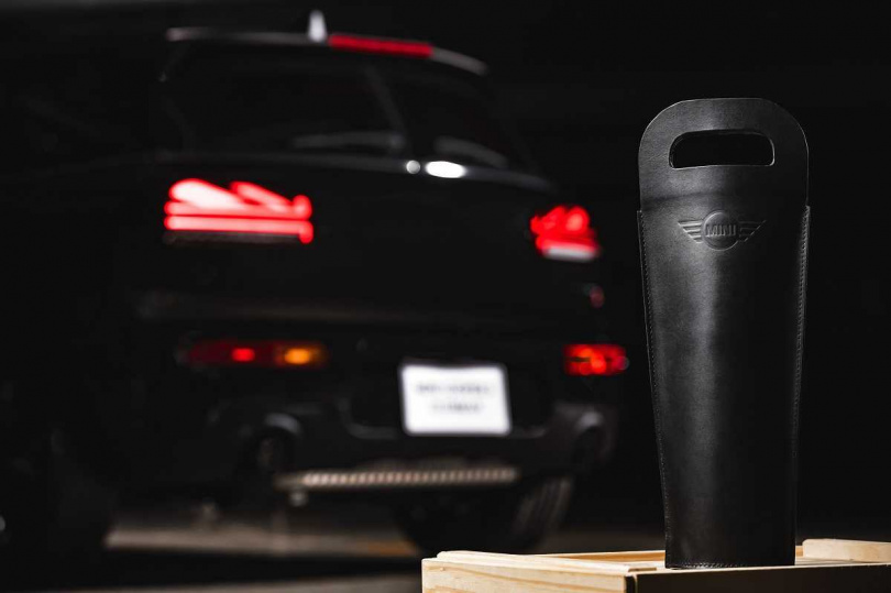  MINI Shadow Edition專屬交車禮-MINI手工植鞣皮革酒袋，細膩設計搭配車主姓名燙印，陪伴車主享受質感生活。