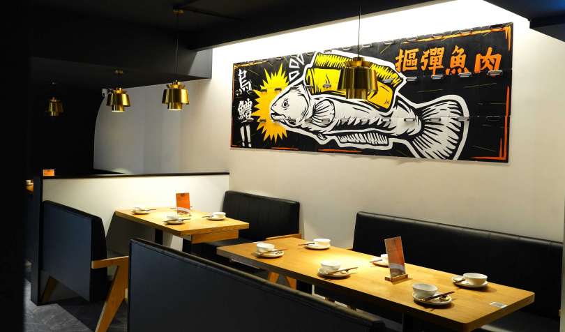 店裝可見大量手繪卡通圖稿及趣味標語，營造愉悅的用餐氛圍。