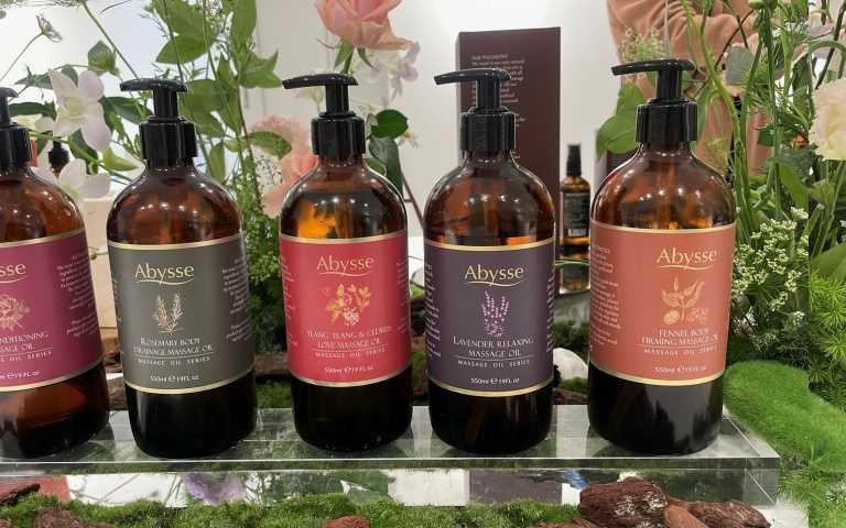 Abysse推出頂級複方精油系列，包括薰衣草、迷迭香、玫瑰、茴香、伊蘭雪松五種香氣。（圖／黃筱婷攝）