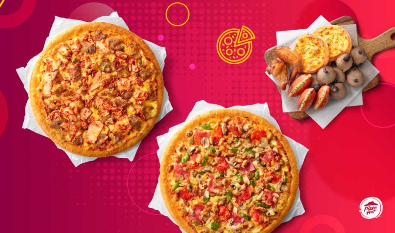 必勝客貼心推出「Hot三小飽飽餐」，兩個小比薩搭配一個HOT燒小拼盤只要549元，限平日外帶、PK APP點購！