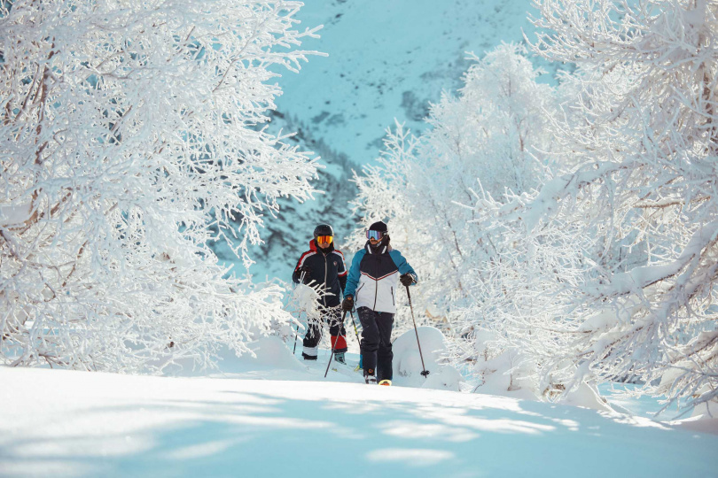 在法國拉赫茲耶爾度假村滑雪學校教練會與旅人們一起走進銀白森林中，感受漫步在阿爾卑斯山雪地間的壯闊。（圖／Club Med提供）