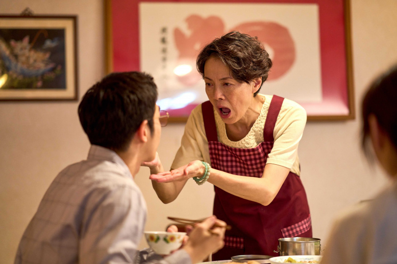 劉以豪在《童話故事下集》飾演媽寶老公,上演母子餵食秀。(圖/Netflix提供)