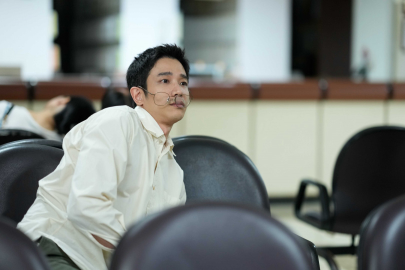 劉以豪在《童話故事下集》拋下偶包,演活呆萌媽寶老公。(圖/Netflix提供)