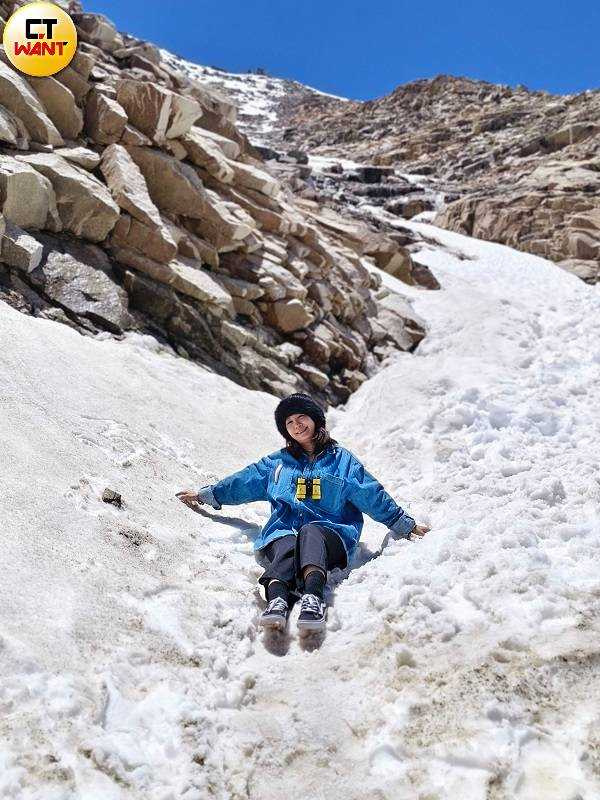 修築穿過卡敦拉山口的公路可從拉達克一路至錫亞琴冰川底端,沿途的冰上景色吸引旅人拍照留念。(圖/魏妤靜攝)