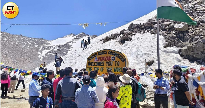 觀光客擠在卡敦拉公路的最高地標前,希望留下到此一遊的紀念照。(圖/魏妤靜攝)