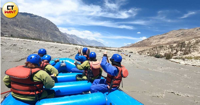 同船夥伴邊喊口令「一二一二」邊同步划槳,整個山谷彷彿都是我們的回聲。(圖/九十路公車提供)