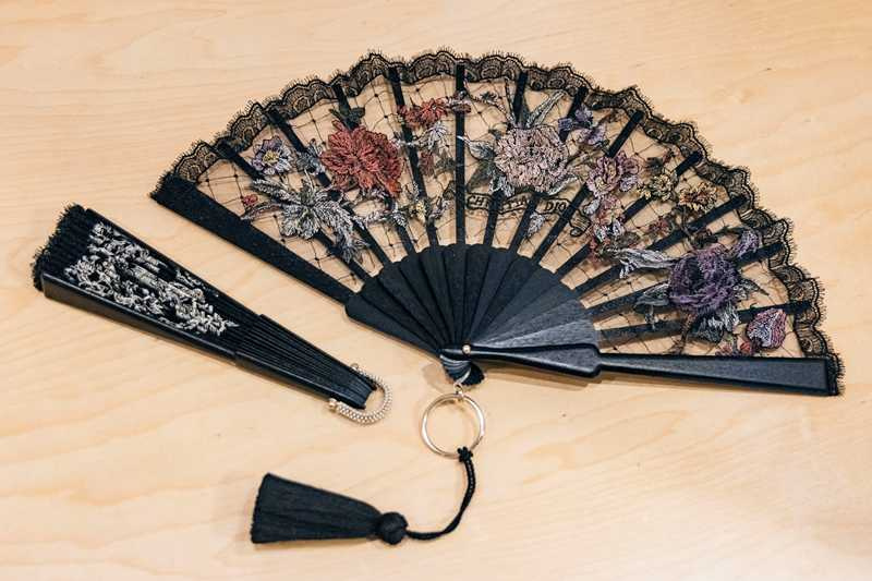 搭配旗袍用的扇子，夢露老師不是拿來搧風的，而是另有功能。（圖／楊澍攝）