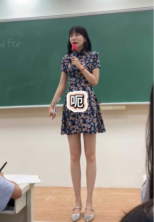 平常上課夢露老師會穿上各式改良旗袍，秀出超長美腿。（圖／翻攝自夢露老師IG）