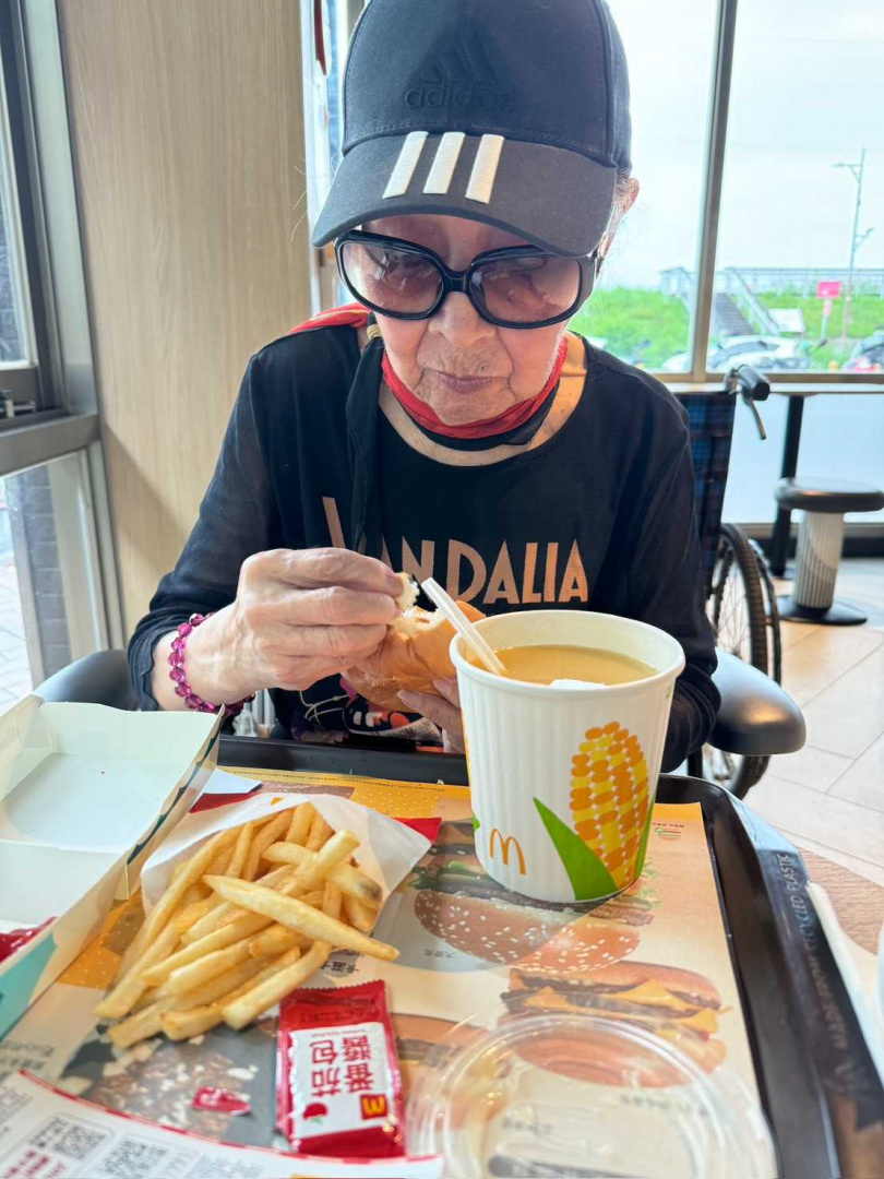 夢露老師的外婆就算現在住在安養中心，每天仍會將自己打扮一番。（圖／夢露老師提供）