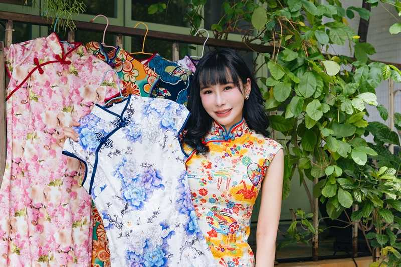 旗袍對夢露老師來說極具意義，她也收藏了各式各樣的旗袍換著穿。（圖／楊澍攝）