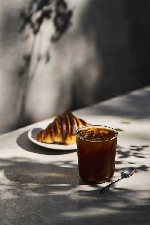 每一杯 wataru 的焙茶中，均蘊含著京都嚴謹的製茶工藝與現代研磨技術的革新，入口絲滑柔順，展現焦糖般的甜潤，以及彷彿黑巧克力的深厚底蘊。（圖片提供／wataru）