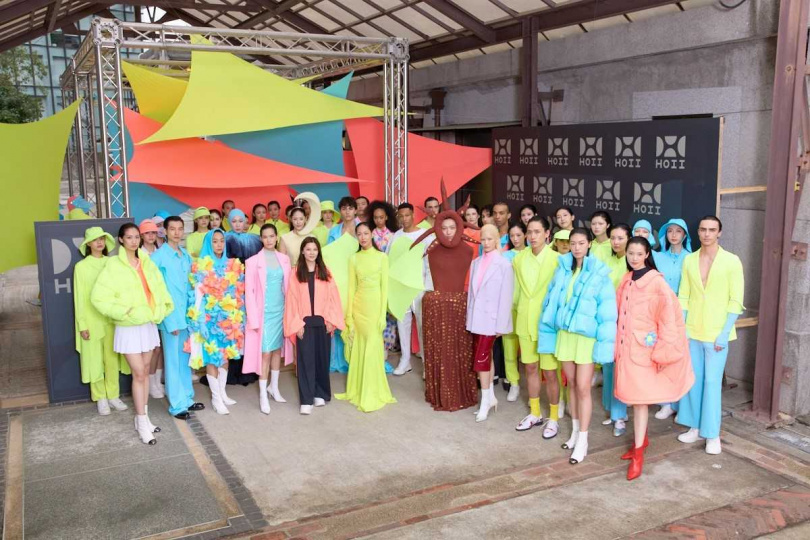 HOII創辦人林少萍引領名模齊聚瓶蓋工廠 HOII以光能科技打造時尚盛典。（圖／HOII后益提供）