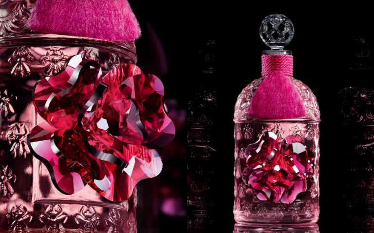 瓶身以柔粉櫻花元素點綴,經水晶切割與精緻拋光工藝呈現櫻花光影的細膩層次,化身春日花海中閃耀的藝術珍品。(圖/品牌提供)