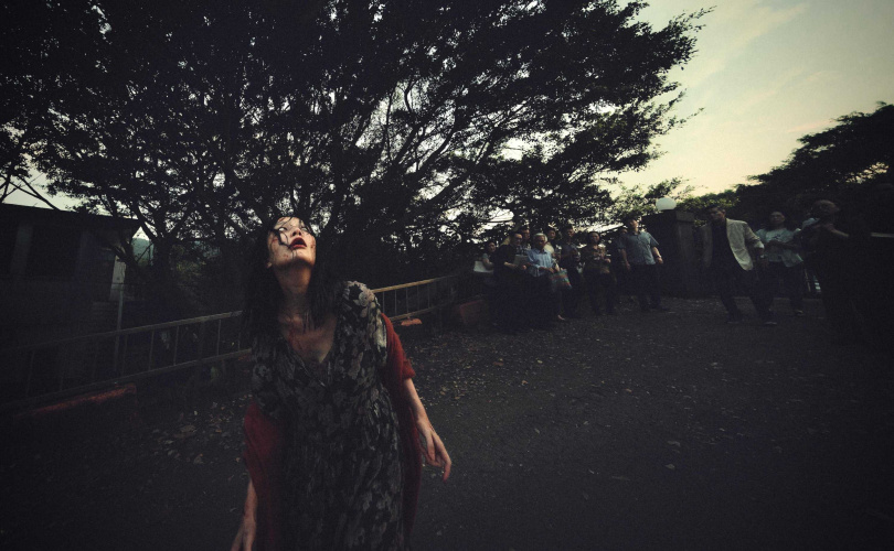 蔡淑臻一身破衣披頭散髮發出吼叫聲。(圖/奇蹟映畫所提供)