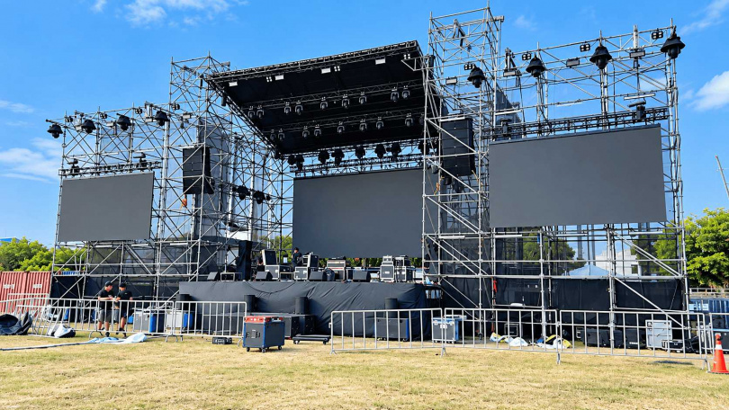 晴空下的大型演唱會舞台搭建場景。（圖片提供／金城鎮公所）