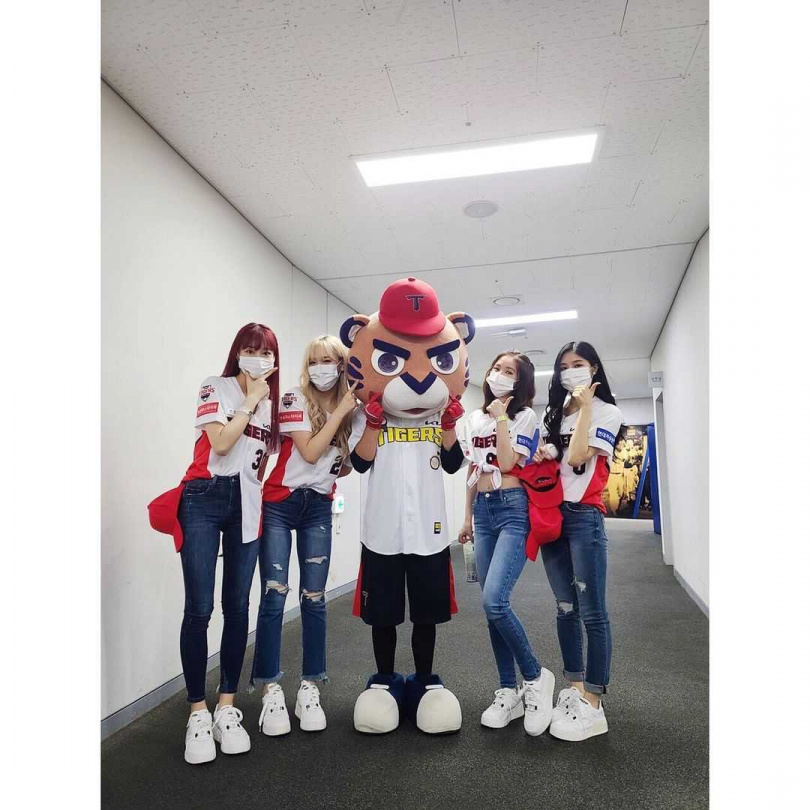 SKYLE出道不到一個月，便受邀擔任韓國職棒起亞老虎隊的開球嘉賓。（圖／翻攝自SKYLE IG）