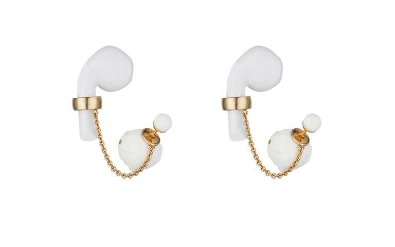Dior Tribales D-Vibe 金色金屬珍珠無線耳機吊飾耳環／29,500元（圖／品牌提供）